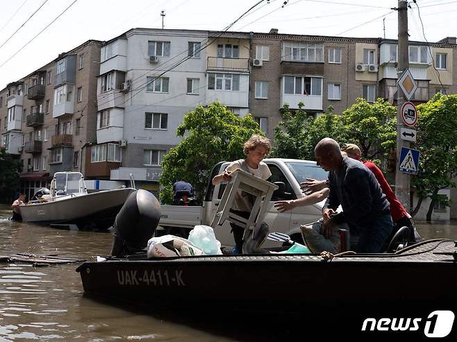 7일 (현지시간) 러시아가 점령 중인 우크라이나 헤르손의 노바카호우카 댐의 붕괴로 홍수 피해 지역 주민들이 대피를 하고 있다. 2023.6.8/ ⓒ AFP=뉴스1 ⓒ News1 우동명 기자