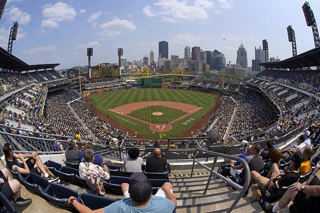 8일 낮 경기로 오클랜드 에이스-피츠버그 파이어리츠전이 벌어진 PNC 파크. 3개의 강 지류가 감싸는 PNC 파크는 MLB 구장에서 가장 아름다운 곳으로 꼽힌다. 피츠버그(펜실베이니아주)|AP연합뉴스
