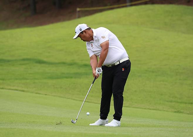 백석현이 8일 에이원CC에서 열린 제66회 KPGA 선수권대회 1라운드에서 아이언 샷하고 있다. 중지 특성에 맞게 디보트 자국을 최소화하려는 노력이 엿보인다. 사진제공 | KPGA