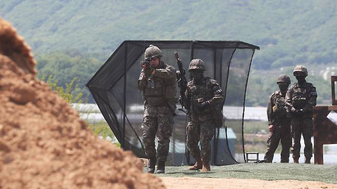 15사단 수색대 부사관들이 지난달 11일 강원도 화천 사격장에서 다음날 DMZ(비무장지대) 투입 작전을 하기에 앞서 개인화기 실사격 훈련을 하고 있다. /장련성 기자