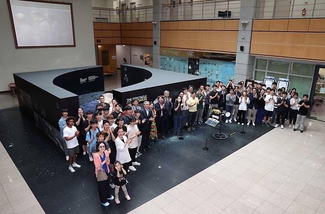 한국과학기술원(KAIST)가 이달 7일 대전 본원 창의학습관에서 '다누리의 스펙타클' 사진전 개막식을 열었다. /KAIST