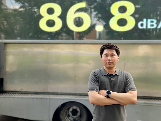 지난 5월 31일 화영웅(44) 서울경찰청 경비안전계 경위가 자신이 개발한 소음 측정 전광판 차량 앞에서 조선비즈와 인터뷰하고 있다.