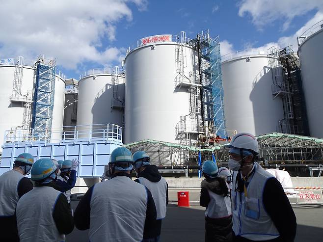 도쿄전력 관계자들이 지난 2일 후쿠시마 제1원자력발전소에서 외신 기자들에게 오염수 저장탱크를 설명하고 있다. /연합뉴스