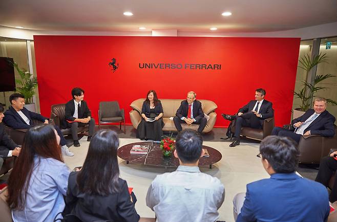 베네데토 비냐 페라리 최고경영자(CEO·왼쪽부터 네 번째)가 서울대 공과대학 학생들을 초청해 대화를 나눴다.