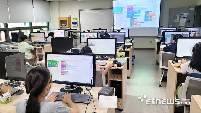 상명대 영재교육원에서 KT가 제공하는 AI 창의융합형 인재양성 프로그램을 진행하고 있다.