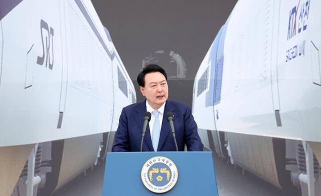 윤석열 대통령이 7일 충북 청주 문화제조창 중앙광장에서 열린 평택~오송 고속철도 2복선화 사업 착공 기념식에서 기념사하고 있다. 뉴시스