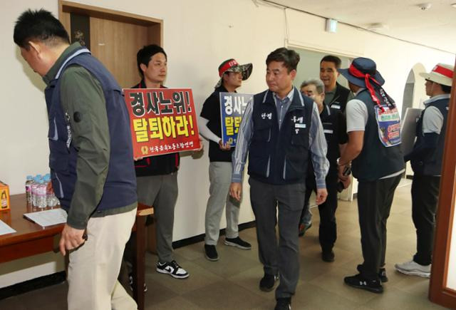 한국노총 위원들이 7일 오후 전남 광양시 중동 한국노총 전남 광양지역지부 회의실에서 열린 한국경제사회노동위원회(경사노위) 불참·탈퇴 여부를 논의하는 긴급 중앙집행위원회에 참석하고 있다. 연합뉴스