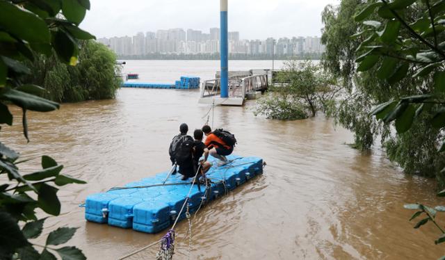 지난해 8월 집중호우로 한강에 고립된 서울 반포수난구조대 건물로 대원들이 로프를 이용해 출근하고 있다. 뉴스1