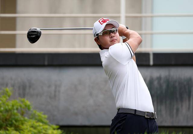 이형준이 8일 경남 양산시 에이원 컨트리클럽(파71)에서 열린 KPGA 선수권대회 1라운드 10번홀에서 티샷을 하고 있다. KPGA 제공