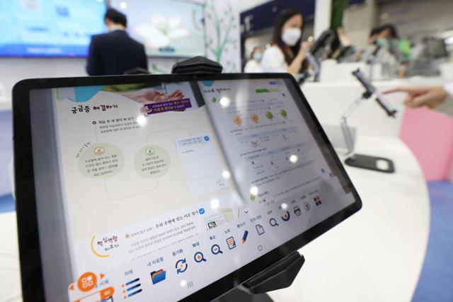 2022년 9월 서울 강남구 코엑스에서 열린 '2022 에듀테크 코리아 페어'에서 참관객들이 디지털교과서를 체험하고 있다. 연합뉴스