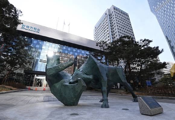 8일은 주가지수 선물·옵션, 개별주식 선물·옵션 만기일이 동시에 겹치는 만기일(일명 네마녀의 날)이다.  사진은 서울 영등포구 여의도 한국거래소 전경. [사진=아이뉴스24 DB]