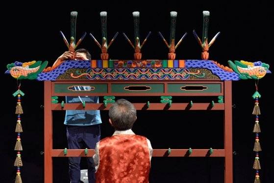 편경을 조립하는 장면. 사진 문화재청 국가문화유산포털