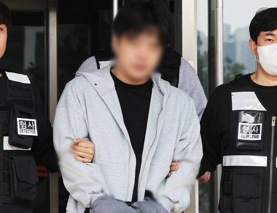 필로폰 투약 혐의로 체포됐다가 구속영장 기각으로 풀려난 지 닷새 만에 또다시 같은 혐의로 경찰에 붙잡힌 남경필 전 경기지사 장남 남모 씨가 4월 1일 오후 구속 전 피의자 심문(영장심사)에 출석하기 위해 경기도 용인동부경찰서에서 나오고 있다. 연합뉴스