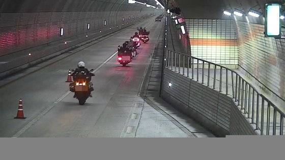 이륜차(오토바이) 동호회원들이 줄지어 보령해저터널을 통과하고 있다. 경찰은 사고 위험성이 높다는 이유 등으로 오토바이의 해저터널 통행을 금지하고 있다. [사진 충남경찰청]