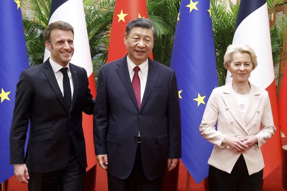 지난 4월 6일 베이징 인민대회당에서 에마뉘엘 마크롱(왼쪽) 프랑스 대통령, 시진핑(가운데) 중국 국가주석, 우르줄라 폰 데어 라이엔 유럽연합 집행위원장이 사진 촬영을 하고 있다. AP=연합뉴스