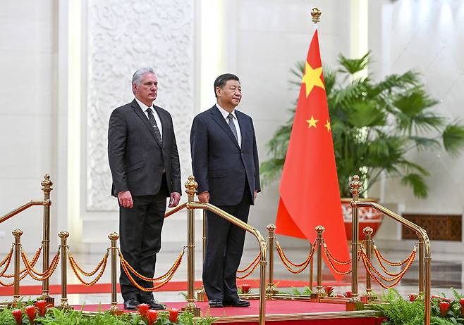 중국을 방문한 미겔 디아즈카넬 쿠바 대통령이 지난해 11월 25일 베이징의 인민대회당에서 시진핑 중국 국가주석과 포즈를 취하고 있다. EPA=연합뉴스