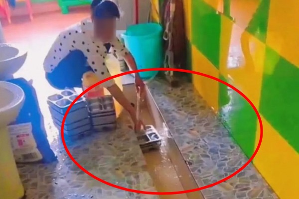 중국 유치원 소변기서 어린이 식판을 설거지하는 모습. /사진=연합뉴스