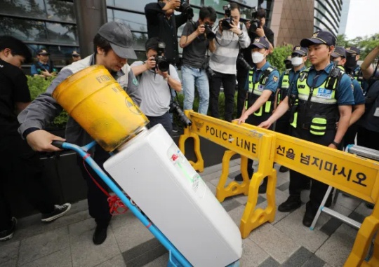 Contaminated Water Purifier Sent to the Japanese Embassy: On June 7, the eve of World Oceans Day, activists of Green Korea and Lee Je-seok, head of the Lee Je-seok Advertisement Research Center, take part in a performance, delivering a water purifier attached to a drum of contaminated water from Fukushima to the Japanese Embassy, in front of the Japanese Embassy in Jongno-gu, Seoul. Kim Chang-gil