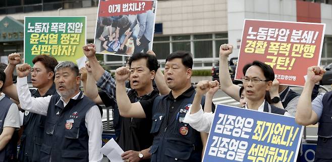 “반드시 끝장을 보겠다” 대통령 소속 사회적 대화기구인 경제사회노동위원회 참여 전면 중단을 선언한 한국노총의 김동명 위원장(왼쪽에서 두번째)을 비롯한 조합원들이 8일 용산 대통령실 인근에서 윤석열 정권 심판 투쟁 선언 기자회견을 열고 있다. 문재원 기자 mjw@kyunghyang.com