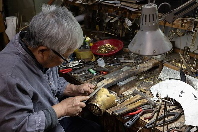 Jeong Su-hwa, state-designated Intangible Cultural Heritage title holder for lacquerware making, reproduces the gapjuham, or case for the armor and helmet that Emperor Gojong originally presented to Prince Henry of Prussia in 1899. (KCHF)