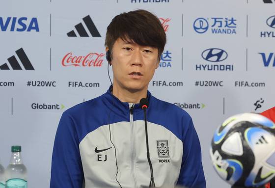 Korean U-20 manager Kim Eun-jung speaks during a press conference at the Estadio Ciudad de La Plata in La Plata, Argentina on Wednesday. [YONHAP]