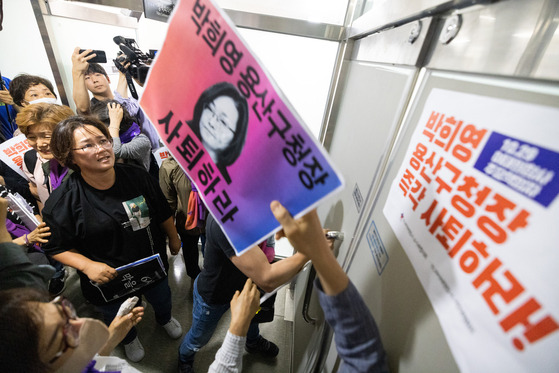 Bereaved families of the victims of the Itaewon crowd crush protest at the Yongsan District Office on Thursday, demanding district office chief Park Hee-young's resignation on her first day back to work. Park resumed work after a court granted her bail a day earlier. [NEWS1]