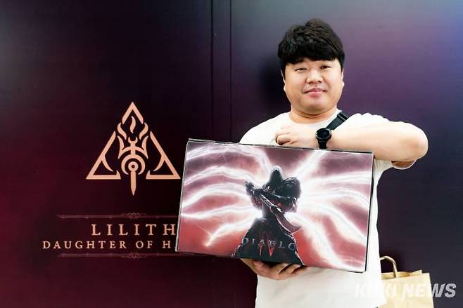 박재철씨가 팝업 스토어 포토존에서 리미티드 소장판 박스를 들어보이고 있다.&nbsp; &nbsp;사진=차종관 기자