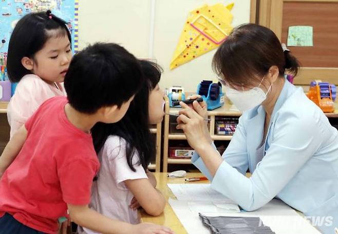 '선생님 저 썩은 이 없지요?' 구강보건의 날을 하루 앞둔 8일 오전 송파구 보건소 직원이 서울잠신초등학교 병설 유치원을 찾아 원생들의 구강검진을 하고 있다. 