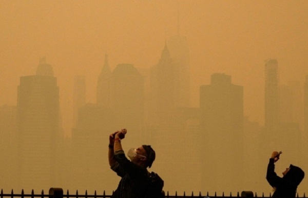 뉴욕시 '오렌지 하늘' 사진 찍는 사람들. AFP연합뉴스