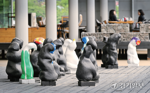 야외전시장에는 다양한 조각전시품이 전시되고 있다. 사진은 양순열 b.1959 ＜호모 사피엔스＞ 연작 2020. 윤원규기자