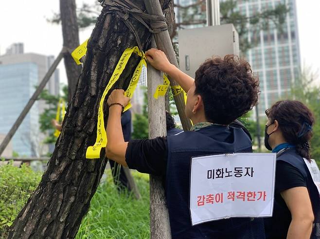 ▲ 8일 오전과 오후, 경기도 일산 EBS에서 EBS의 청소노동자 해고를 규탄하고 고용승계를 촉구하는 기자회견, 결의대회가 열렸다. 사진=윤유경 기자.