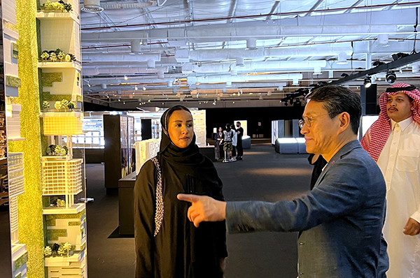 LG Electronics Inc. Chief Executive Officer Cho Joo-wan visits the exhibition hall of Neom in Riyadh on June. 1. [Photo provided by LG Electronics]