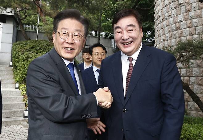 이재명 더불어민주당 대표(왼쪽)가 8일 서울 성북구 중국 대사관저에서 싱하이밍 주한 중국대사를 만나 악수를 나누고 있다.  국회사진기자단