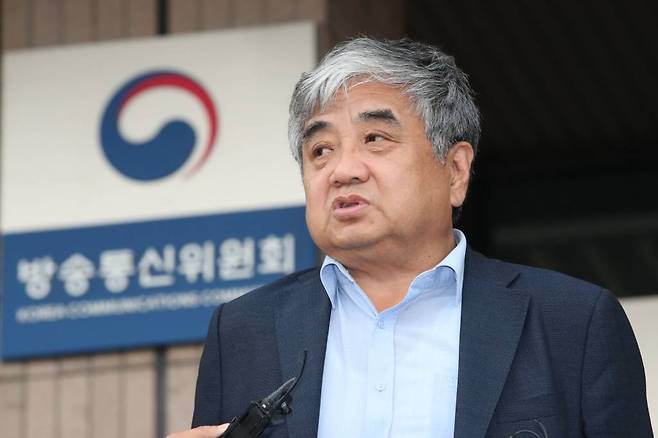 한상혁 방송통신위원회 위원장이 30일 오후 경기 과천시 정부과천청사 방송통신위원회에서 나와 취재진의 질문에 답하고 있다. 2023.05.30. /사진=뉴시스