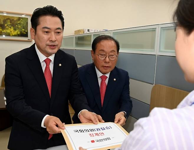 국민의힘은 '천안함 막말' 논란을 빚은 권칠승 더불어민주당 수석대변인을 국회 윤리특별위원회에 제소했다. 사진은 8일 오전 서울 여의도 국회 의안과에서 권칠승 의원에 대한 징계안을 제출하는 임병헌 국민의힘 원내부대표(오른쪽)와 장동혁 원내대변인. /사진=뉴스1