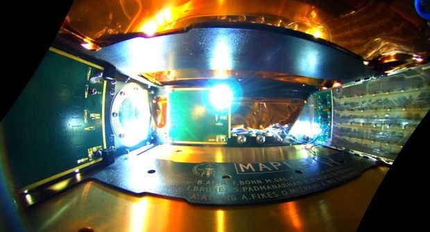 [서울=뉴시스]미 캘리포니아 공대 연구팀이 우주에 발사한 저궤도파워송신 극초단파장치(Maple)가 태양력을 포집해 극초단파로 에너지를 송신하는 첫 우주 실험에 성공했다. 사진은 우주에서 실험이 성공해 LED 전구가 켜진 모습이다. (출처=칼테크 연구팀) 2023.6.8. *재판매 및 DB 금지
