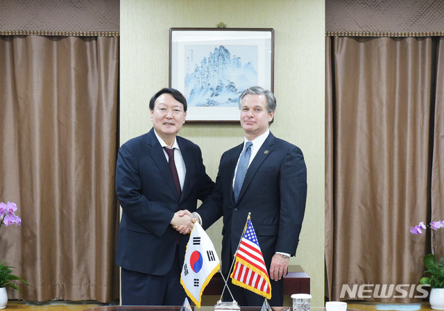 【서울=뉴시스】김선웅 기자 = 윤석열 검찰총장이 24일 서울 서초구 대검찰청을 예방한 크리스토퍼 레이 미국 연방수사국(FBI) 국장과 기념촬영을 하고 있다. 2019.09.24. (사진=대검찰청 제공) photo@newsis.com