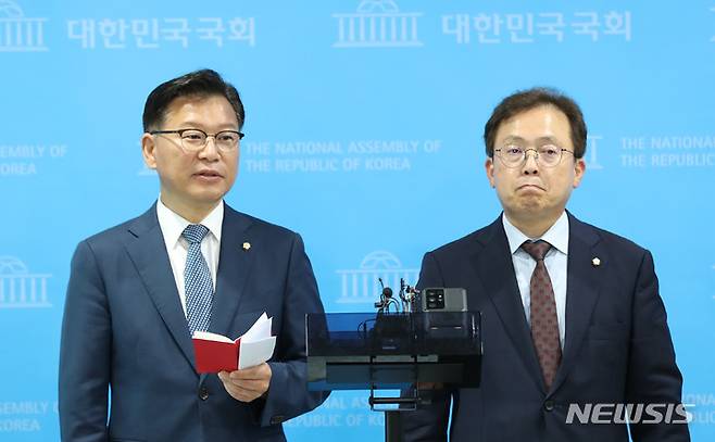 [서울=뉴시스] 전진환 기자 = 이양수 국민의힘 원내수석부대표가 8일 오후 서울 여의도 국회 소통관에서 송기헌 더불어민주당 원내수석부대표와 중앙선거관리위원회 인사비리, 북한 해킹 관련 등에 대한 국정조사 실시 및 후쿠시마 검증특위를 구성하고 청문회를 개최한다는 여야 합의사항을 발표하고 있다. 2023.06.08. amin2@newsis.com