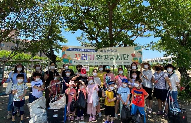 마을 곳곳을 돌아다니며 쓰레기를 줍는 '꾸러기 환경감시단' 활동 모습. 우가우가 제공