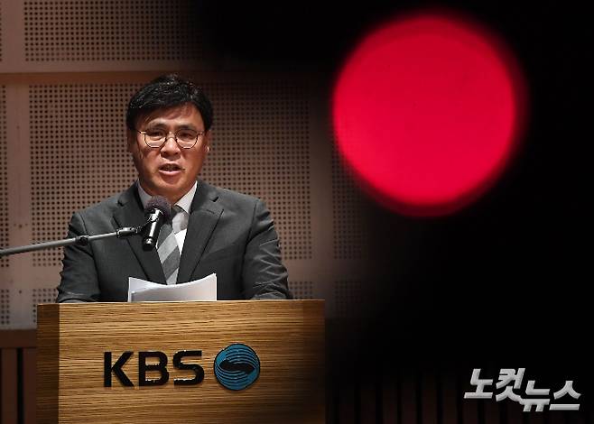 KBS 김의철 사장이 8일 오전 서울 여의도 KBS 아트홀에서 수신료 분리 징수 권고와 관련한 KBS의 입장과 대응 방안을 밝히는 기자회견을 하고 있다. 김 사장은 이날 기자회견에서 대통령실이 추진 중인 TV 수신료 분리 징수 도입을 철회하면 자신이 사장직에서 물러나겠다고 밝혔다. 황진환 기자