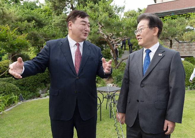 더불어민주당 이재명 대표가 8일 저녁 성북구 중국대사관저에서 싱하이밍 주한 중국대사를 만나고 있다. 연합뉴스