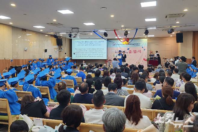 8일, 서울 광진구 재한몽골학교에서 진행된 제19회 졸업식. 재한몽골학교는 몽골 근로자들이 일터로 나간 후 하루 종일 방치 되다시피 한 몽골 근로자의 자녀들에게 배움의 기회를 제공하고자 1999년 12월 나섬공동체의 모태기관인 '서울외국인근로자선교회'로 부터 시작됐다.