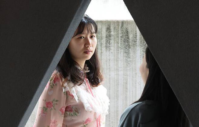 벗방피해자공동지원단의 혜진 활동가(왼쪽)가 호랑 활동가와 대화를 나누고 있다. 이제원 선임기자&nbsp;