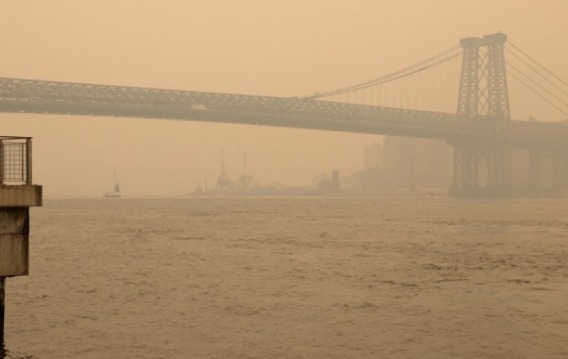산불 연기로 뒤덮인 뉴욕 맨해튼 일대. 맨해튼=로이터 연합뉴스 제공