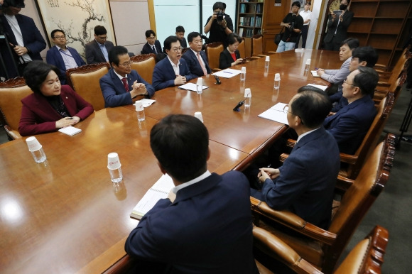 이만희 국회 행정안전위원회 국민의힘 간사를 비롯한 여당 의원들이 7일 경기 과천시 중앙선거관리위원회를 항의 방문해 선관위 간부의 자녀 특혜 채용 의혹과 관련해 감사원의 감사를 수용하고 선관위원들은 전원 사퇴하라고 촉구하고 있다. 왼쪽부터 국민의힘 조명희·김용판·이만희·박성민·서정숙 의원. 뉴시스