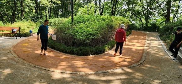 서울 성동구 대현산근린공원에 조성된 황톳길. 성동구 제공