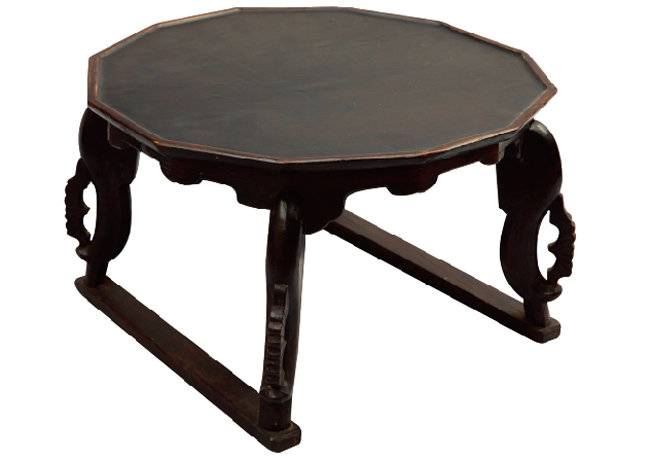 소반의 대표적 형태로 원형에 가깝다. 소반 다리에 장식을 넣어 아름다움을 더했다.