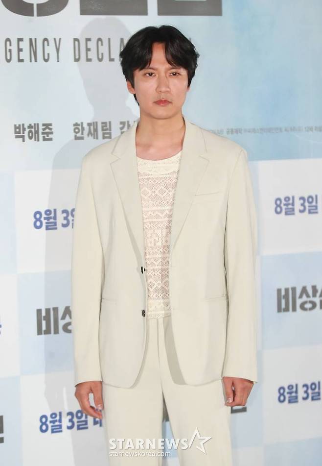 배우 김남길이 25일 오후 서울 강남구 코엑스 메가박스에서 진행된 영화 '비상선언'(감독 한재림) 언론시사회에 참석해 포즈를 취하고 있다.  사상 초유의 항공테러로 무조건적 착륙을 선포한 비행기를 두고 벌어지는 리얼리티 항공재난 영화 '비상선언'은 오는 8월 3일 개봉한다. /2022.07.25 /사진=이동훈 기자 photoguy@