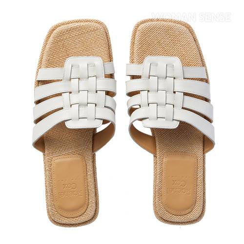 아이보리 레더 슬라이드 14만8천원 레이첼 콕스.