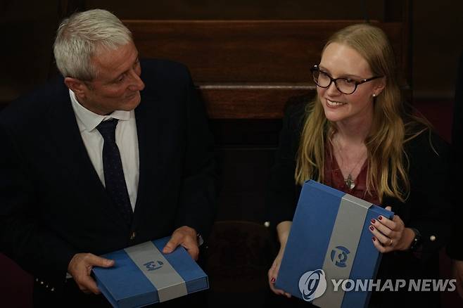 '칠레 새 헌법 제정' 위원장에 선출된 베아트리스 에비아(오른쪽) (산티아고 AP=연합뉴스) 베아트리스 에비아 칠레 헌법위원장(오른쪽)이 7일(현지시간) 알도 바예 부위원장과 나란히 서 있다. 2023.6.8